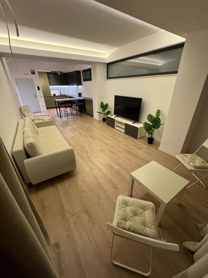 Warm Hotel Apartment Bukares Bagian luar foto
