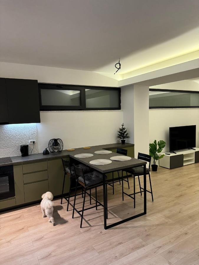 Warm Hotel Apartment Bukares Bagian luar foto