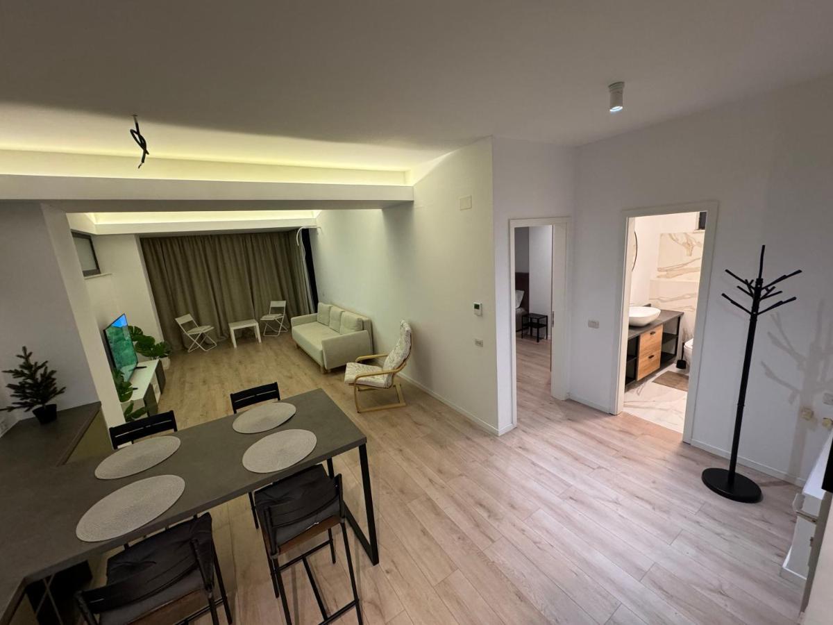 Warm Hotel Apartment Bukares Bagian luar foto