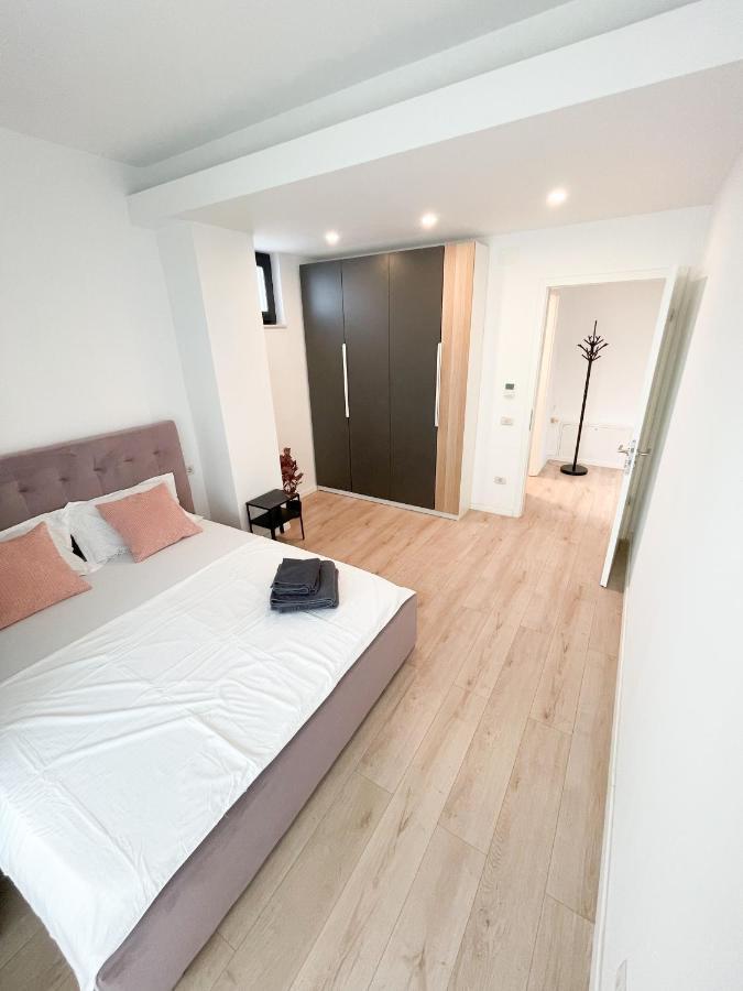 Warm Hotel Apartment Bukares Bagian luar foto